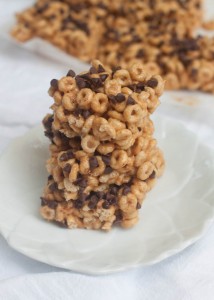 Chocolate Chip Peanut Butter Honey Nut Cheerio Bars | Boys Ahoy